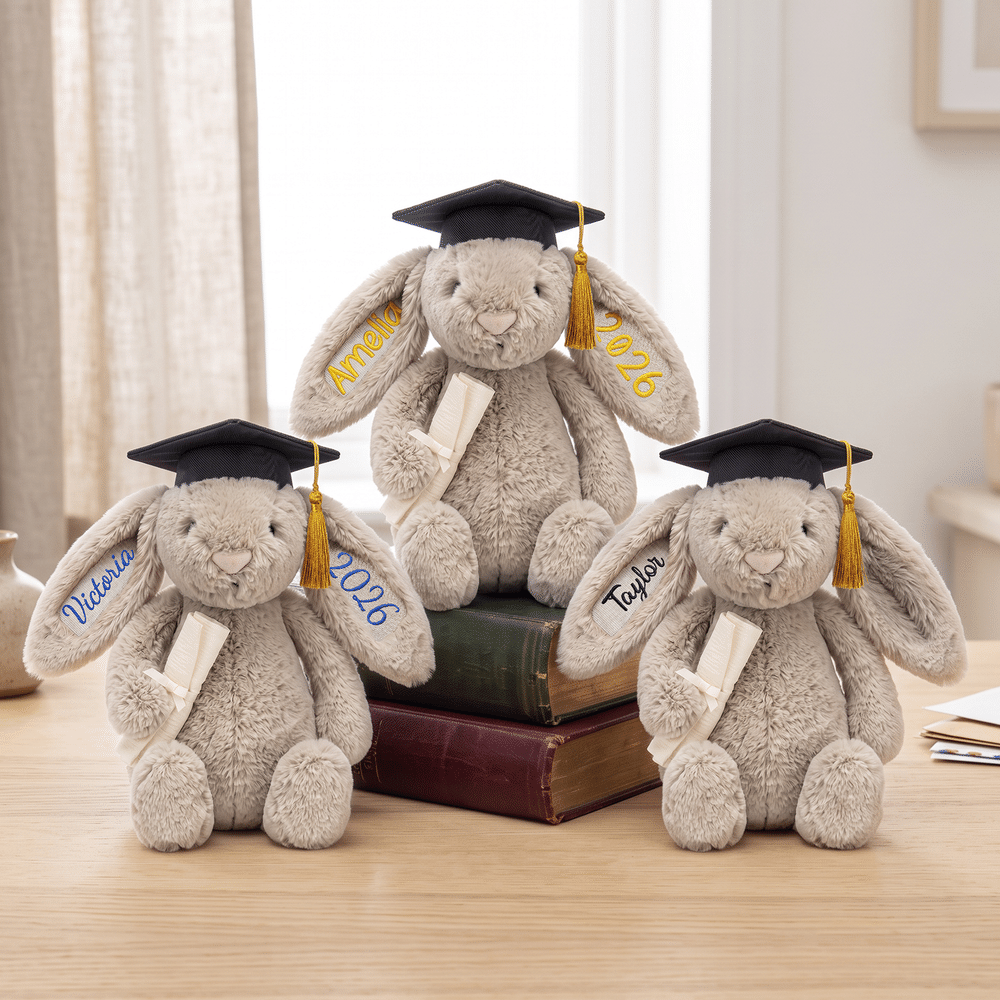 Juguete de peluche en forma de conejo con nombre bordado, con un bonito diseño de birrete de graduación, ideal como regalo para la fiesta de graduación de los recién graduados 2