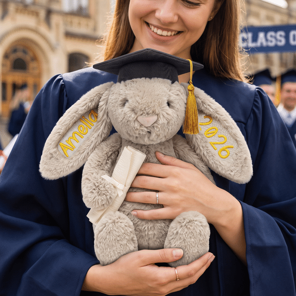 Juguete de peluche en forma de conejo con nombre bordado, con un bonito diseño de birrete de graduación, ideal como regalo para la fiesta de graduación de los recién graduados