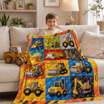 Individuell gestaltete, weiche Kuscheldecke mit Cartoon-Motiv und Steppoptik: Baufahrzeug mit Namenszug – Geburtstags- und Weihnachtsgeschenk für Jungen, die LKWs lieben