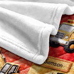 Individuell gestaltete, weiche Kuscheldecke mit Cartoon-Motiv und Steppoptik: Baufahrzeug mit Namenszug – Geburtstags- und Weihnachtsgeschenk für Jungen, die LKWs lieben