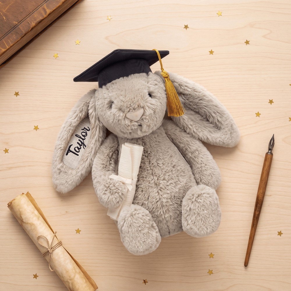 Juguete de peluche en forma de conejo con nombre bordado, con un bonito diseño de birrete de graduación, ideal como regalo para la fiesta de graduación de los recién graduados 4