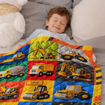 Individuell gestaltete, weiche Kuscheldecke mit Cartoon-Motiv und Steppoptik: Baufahrzeug mit Namenszug – Geburtstags- und Weihnachtsgeschenk für Jungen, die LKWs lieben