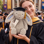 Juguete de peluche en forma de conejo con nombre bordado, con un bonito diseño de birrete de graduación, ideal como regalo para la fiesta de graduación de los recién graduados 3