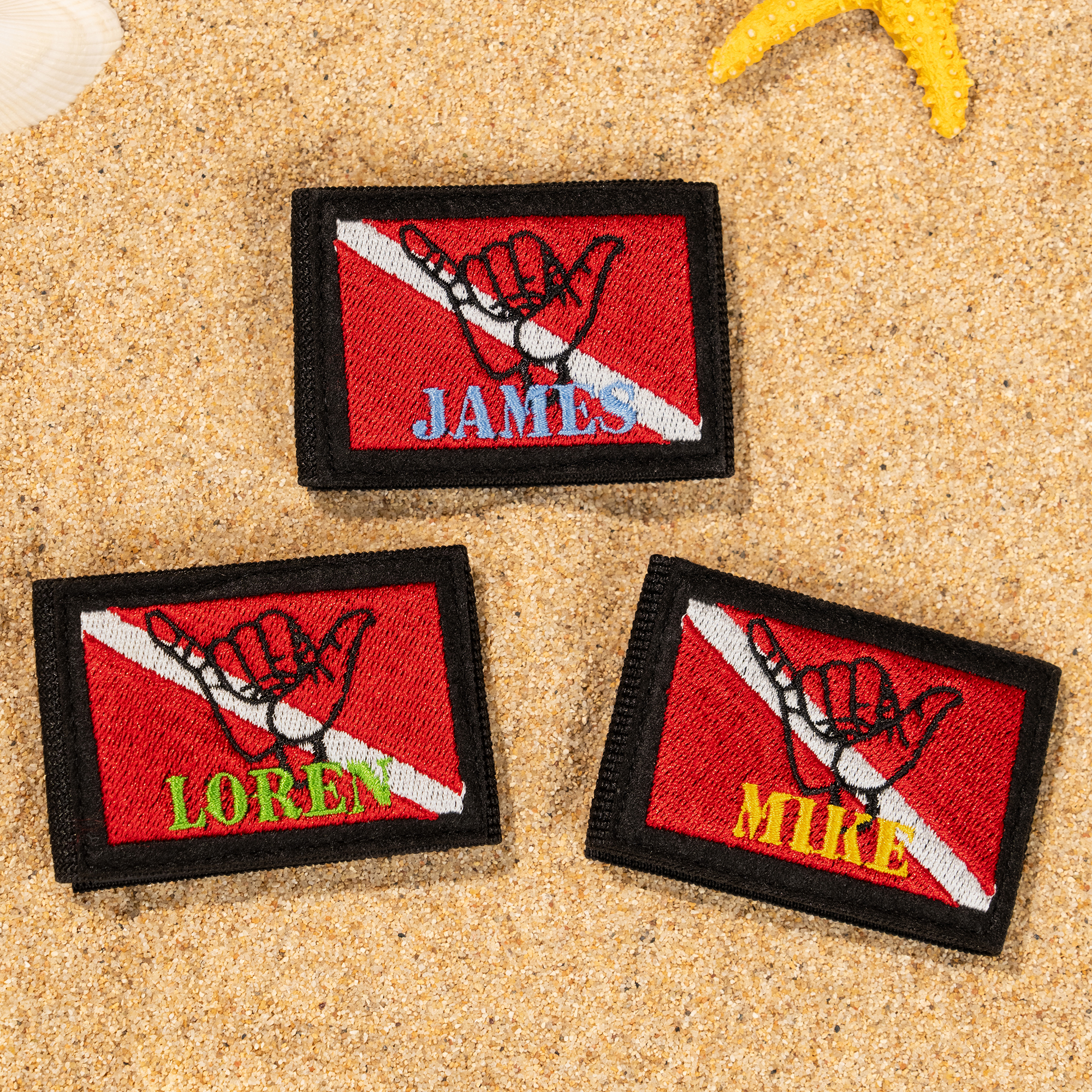 Individuell besticktes BCD-Etikett mit „Hang Loose“-Tauchflaggen-Motiv, mit Namen, Geburtstag, Team oder Verein – ein Geschenk für Taucher und Tauchbegeisterte