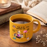 Personalisierte Tasse aus Steingut (12 oz) mit Cartoon-Figur, Geburtsblume und Namen – für den täglichen Gebrauch, als Geburtstagsgeschenk oder für den Buchclub – ein Geschenk für Buchliebhaber und Leseratten