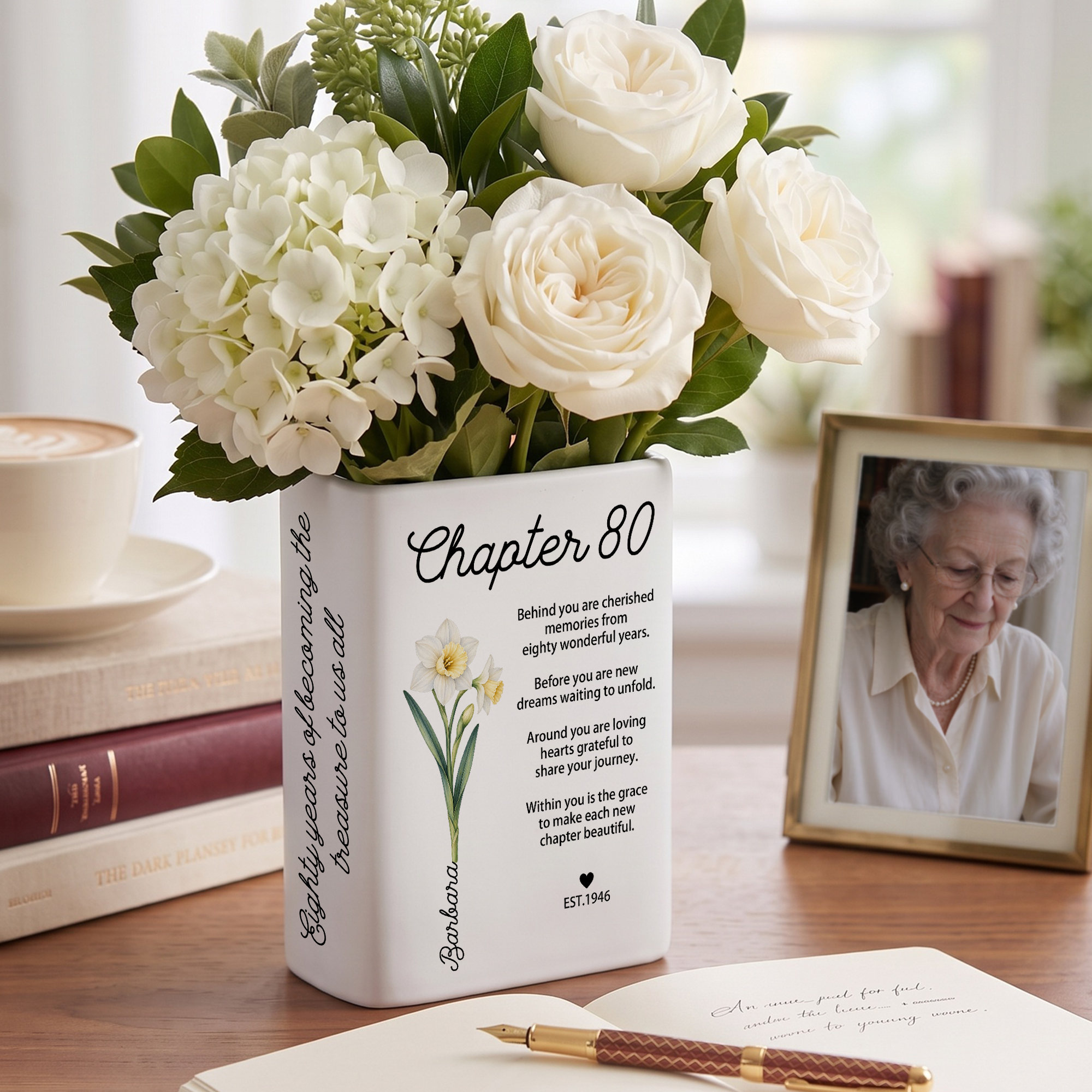 Personalisierte Keramik-Buchvase mit Geburtsblume, Namen, Jahr und Text – Wohnaccessoire und Jubiläumsgeschenk für Bücherwürmer und Blumenliebhaber