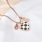 Individuell gestaltete Halskette mit Geburtsstein, einzigartigem Herz und karierter Rennflagge sowie Initialen – zierlicher Schmuck, Geburtstagsgeschenk zum Thema Autorennen für Rennfahrerinnen und Rennsportfans