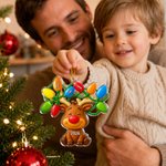 Personlig julgransdekoration i akryl med renmotiv och namn – inredningsdetalj och julklapp till familjen