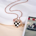 Individuell gestaltete Halskette mit Geburtsstein, einzigartigem Herz und karierter Rennflagge sowie Initialen – zierlicher Schmuck, Geburtstagsgeschenk zum Thema Autorennen für Rennfahrerinnen und Rennsportfans
