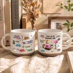 Personalisierte Tasse aus Steingut (12 oz) mit Cartoon-Figur, Geburtsblume und Namen – für den täglichen Gebrauch, als Geburtstagsgeschenk oder für den Buchclub – ein Geschenk für Buchliebhaber und Leseratten