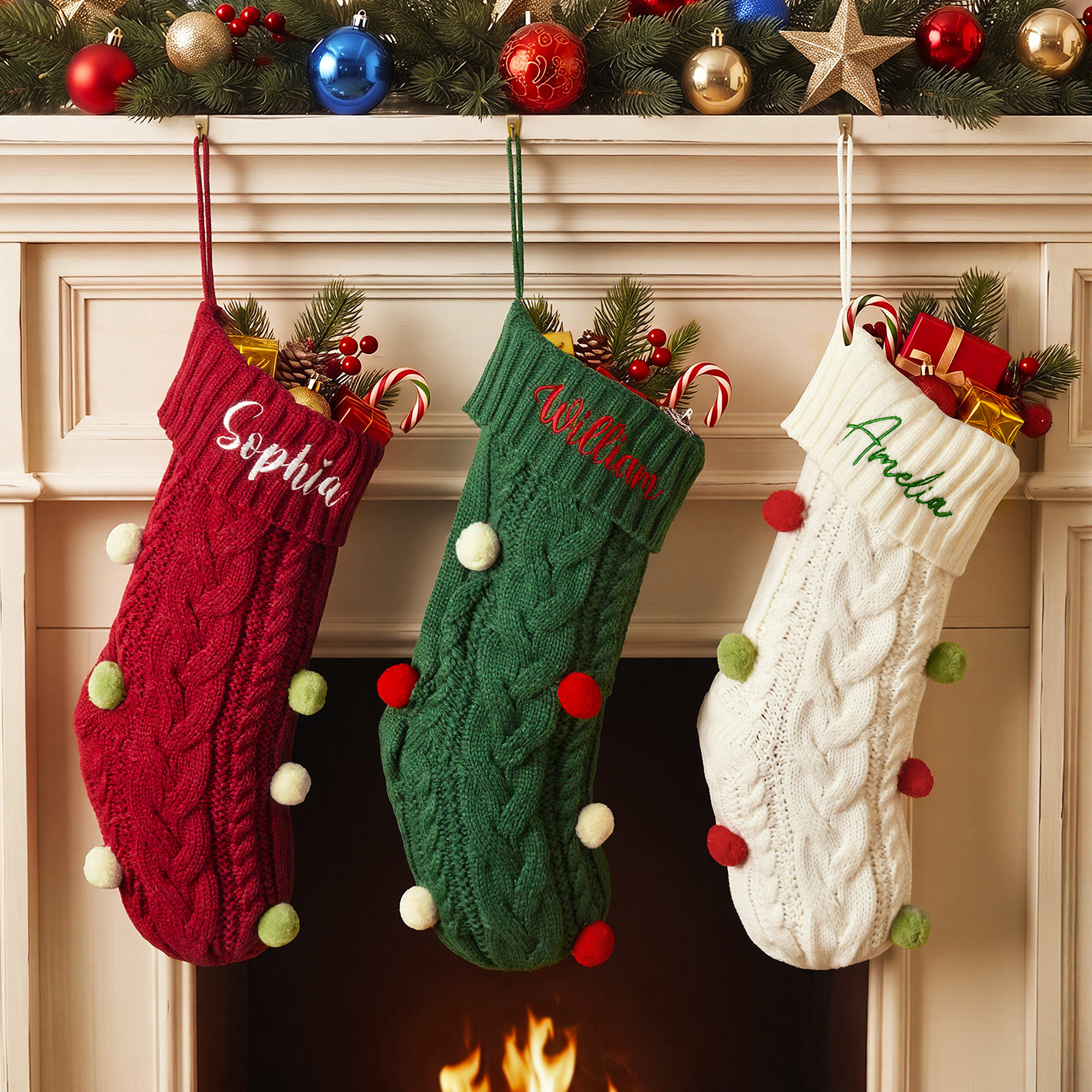 Individuell bestickter Weihnachtsstrumpf mit Namen, aus weichem Zopfstrick mit Bommeln – Dekoration für Weihnachtsbaum und Kamin – Weihnachtsgeschenk für Familie und Kinder