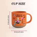 Personalisierte Tasse aus Steingut (12 oz) mit Cartoon-Figur, Geburtsblume und Namen – für den täglichen Gebrauch, als Geburtstagsgeschenk oder für den Buchclub – ein Geschenk für Buchliebhaber und Leseratten