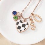 Individuell gestaltete Halskette mit Geburtsstein, einzigartigem Herz und karierter Rennflagge sowie Initialen – zierlicher Schmuck, Geburtstagsgeschenk zum Thema Autorennen für Rennfahrerinnen und Rennsportfans