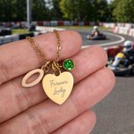 Individuell gestaltete Halskette mit Geburtsstein, einzigartigem Herz und karierter Rennflagge sowie Initialen – zierlicher Schmuck, Geburtstagsgeschenk zum Thema Autorennen für Rennfahrerinnen und Rennsportfans