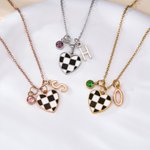 Individuell gestaltete Halskette mit Geburtsstein, einzigartigem Herz und karierter Rennflagge sowie Initialen – zierlicher Schmuck, Geburtstagsgeschenk zum Thema Autorennen für Rennfahrerinnen und Rennsportfans