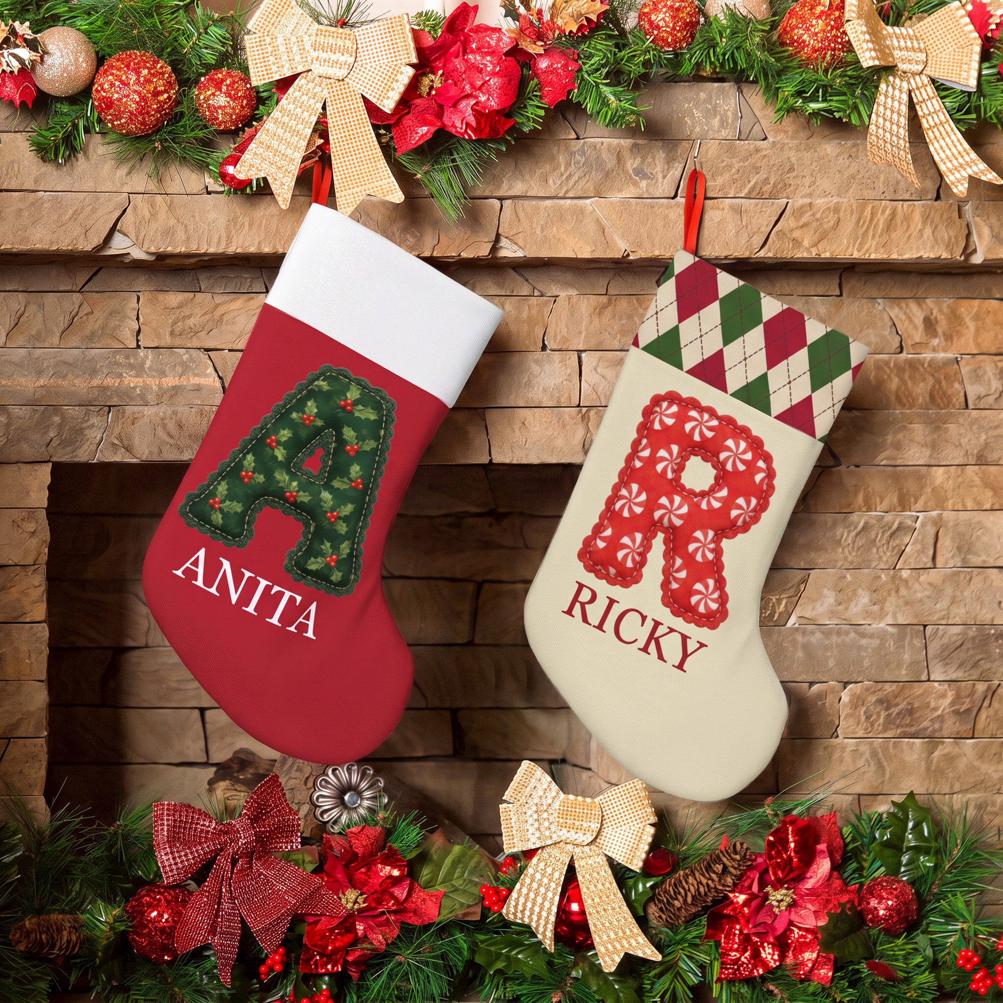 Individuell gestalteter, mehrfarbiger Weihnachtsstrumpf mit Initialen und Namen – Wohnaccessoire und Weihnachtsgeschenk für Kinder und die ganze Familie