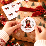 Gepersonaliseerde schattige kerstmuts met 3D-effect, cartoonfiguurtje in zittende houding, fotostickers met naam, cadeauverpakkingsetiket, kerstcadeau voor kinderen 2