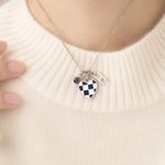 Individuell gestaltete Halskette mit Geburtsstein, einzigartigem Herz und karierter Rennflagge sowie Initialen – zierlicher Schmuck, Geburtstagsgeschenk zum Thema Autorennen für Rennfahrerinnen und Rennsportfans