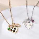 Individuell gestaltete Halskette mit Geburtsstein, einzigartigem Herz und karierter Rennflagge sowie Initialen – zierlicher Schmuck, Geburtstagsgeschenk zum Thema Autorennen für Rennfahrerinnen und Rennsportfans