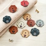 Personalisierte Blumen-Etiketten aus PU-Leder mit Nieten | 10er Set mit Text | Strickzubehör | DIY Basteln Geschenk für Häkel- und Strickliebehaber