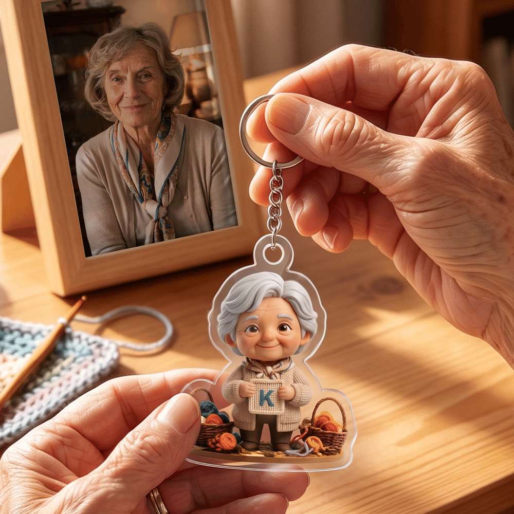 Llavero acrílico personalizado con una exquisita ilustración en 3D de una abuela tejiendo, con foto e iniciales; regalo de cumpleaños para la abuela y personas mayores 3