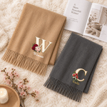 Sciarpa morbida e calda con disegno personalizzato con iniziale e fiore del mese di nascita, con nome e nappina: accessorio invernale, regalo di Natale o di compleanno per donna, mamma o nonna