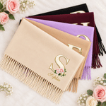 Sciarpa morbida e calda con disegno personalizzato con iniziale e fiore del mese di nascita, con nome e nappina: accessorio invernale, regalo di Natale o di compleanno per donna, mamma o nonna