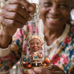 Llavero acrílico personalizado con una exquisita ilustración en 3D de una abuela tejiendo, con foto e iniciales; regalo de cumpleaños para la abuela y personas mayores 4