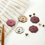 Personalisierte Blumen-Etiketten aus PU-Leder mit Nieten | 10er Set mit Text | Strickzubehör | DIY Basteln Geschenk für Häkel- und Strickliebehaber