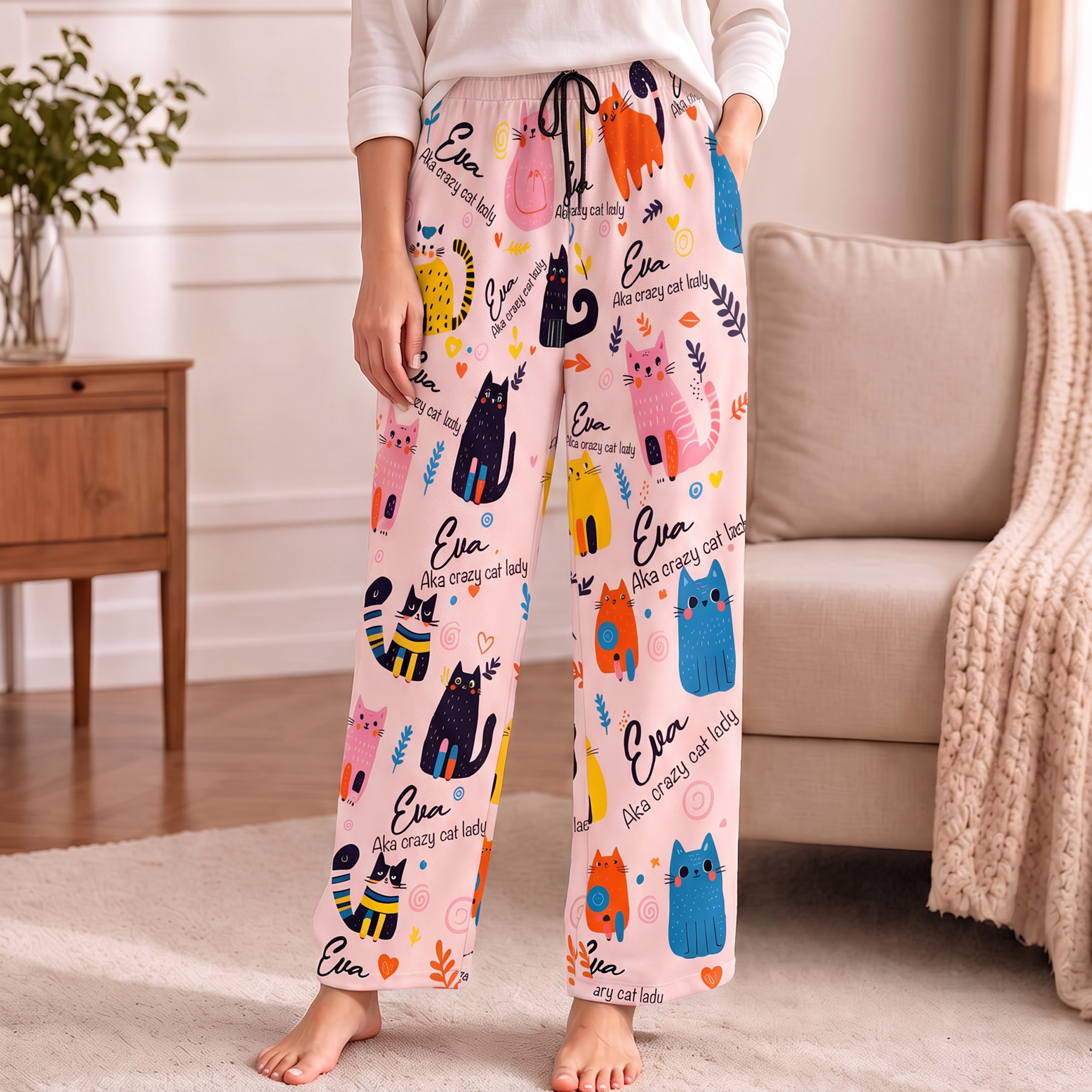Individuell gestaltete Pyjamahose für Damen im illustrativen Doodle-Stil mit Hunde- und Katzenmotiven sowie Namenszug – für den Alltag, als Weihnachts- oder Geburtstagsgeschenk für Hunde- und Katzenliebhaber