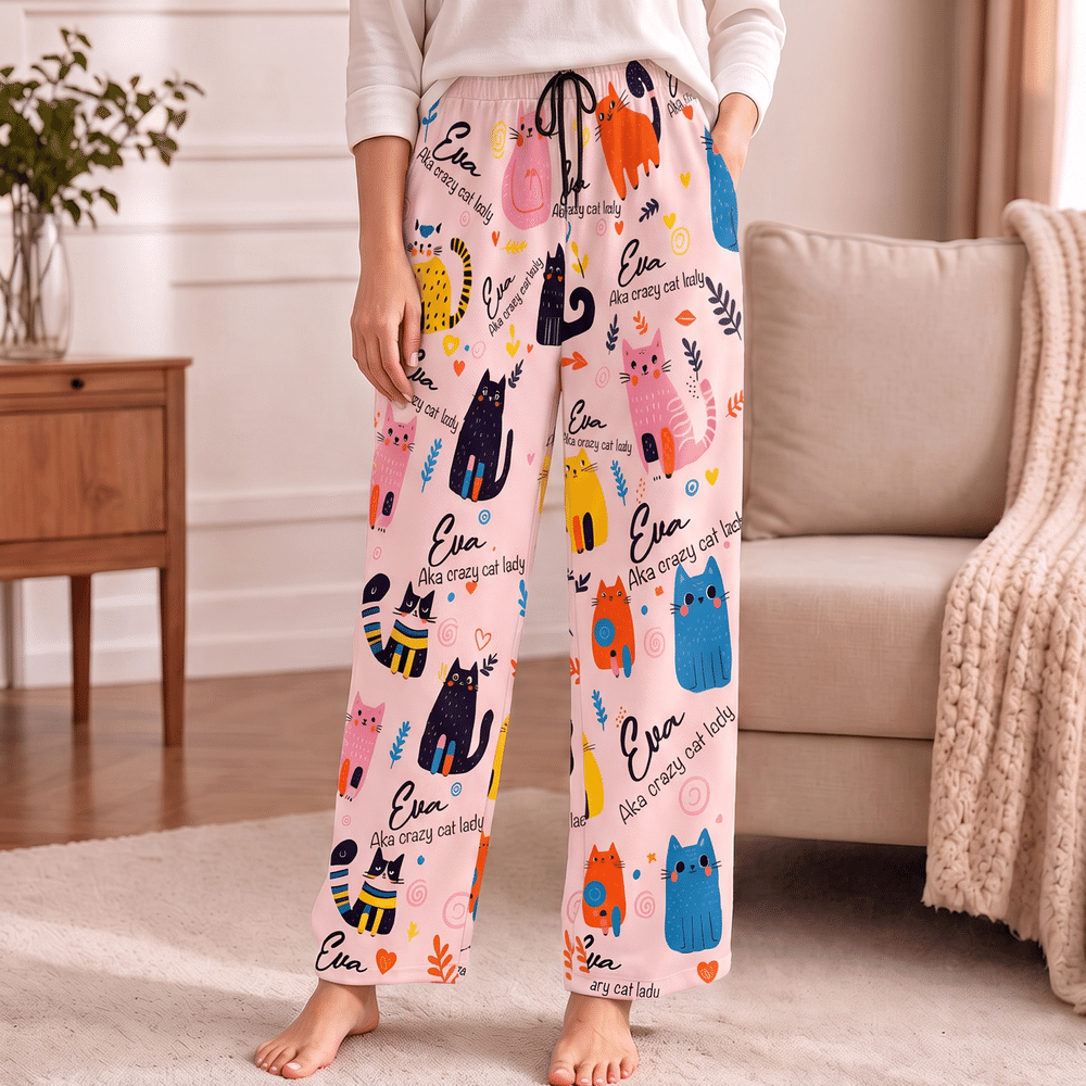 Pantaloni da pigiama da donna personalizzati con motivi illustrativi in stile doodle raffiguranti cani e gatti, con nome, da indossare tutti i giorni; regalo di Natale o di compleanno per gli amanti dei cani e dei gatti 1