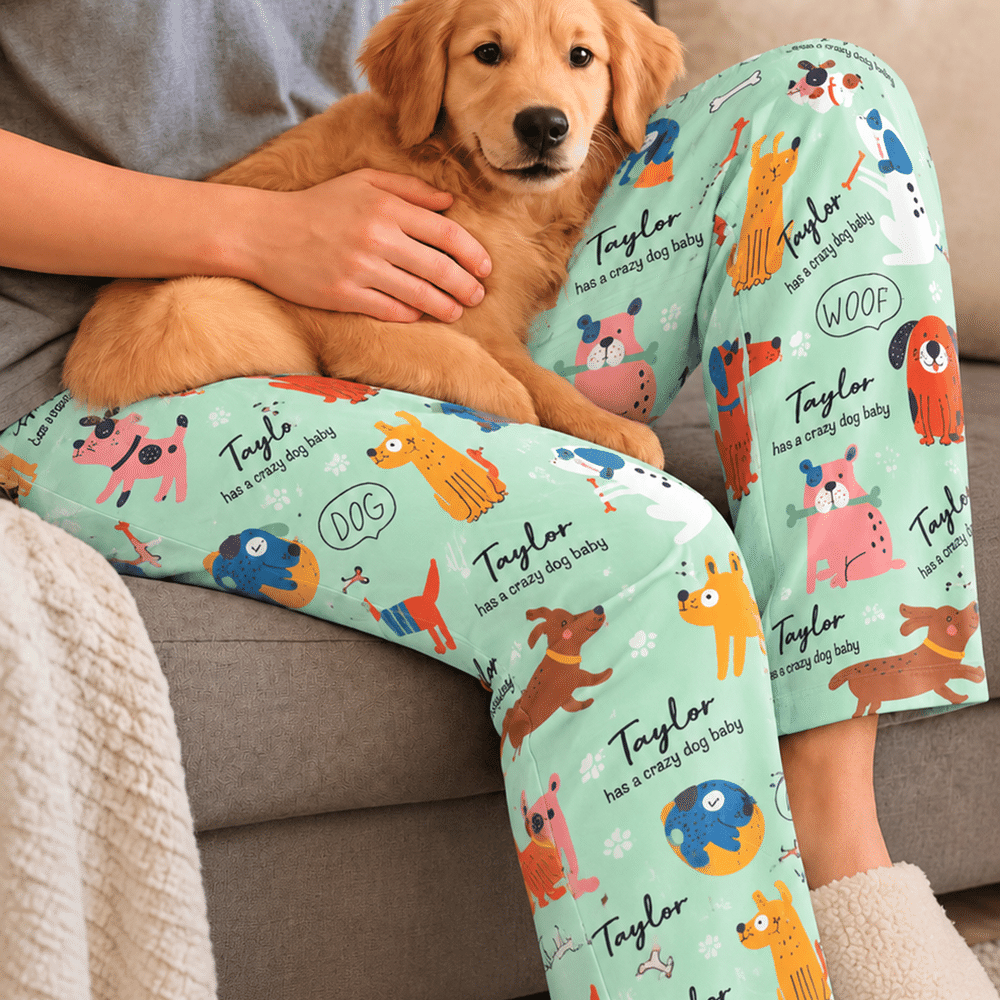 Pantaloni da pigiama da donna personalizzati con motivi illustrativi in stile doodle raffiguranti cani e gatti, con nome, da indossare tutti i giorni; regalo di Natale o di compleanno per gli amanti dei cani e dei gatti 2