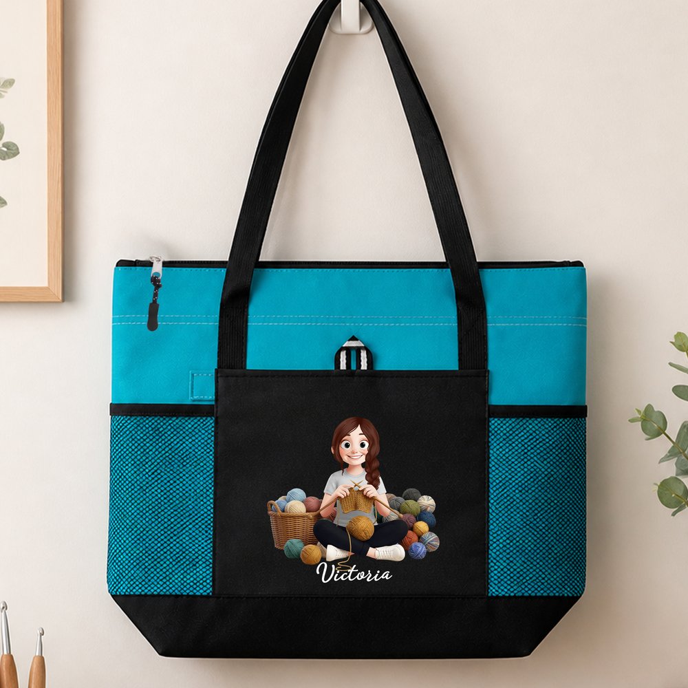 Gepersonaliseerde draagtas met ritssluiting, voorzien van een 3D-effect kunstwerk van breigaren en een stripfiguur, met naam en een gaasvakje – verjaardagscadeau voor vrouwen die van breien houden 6