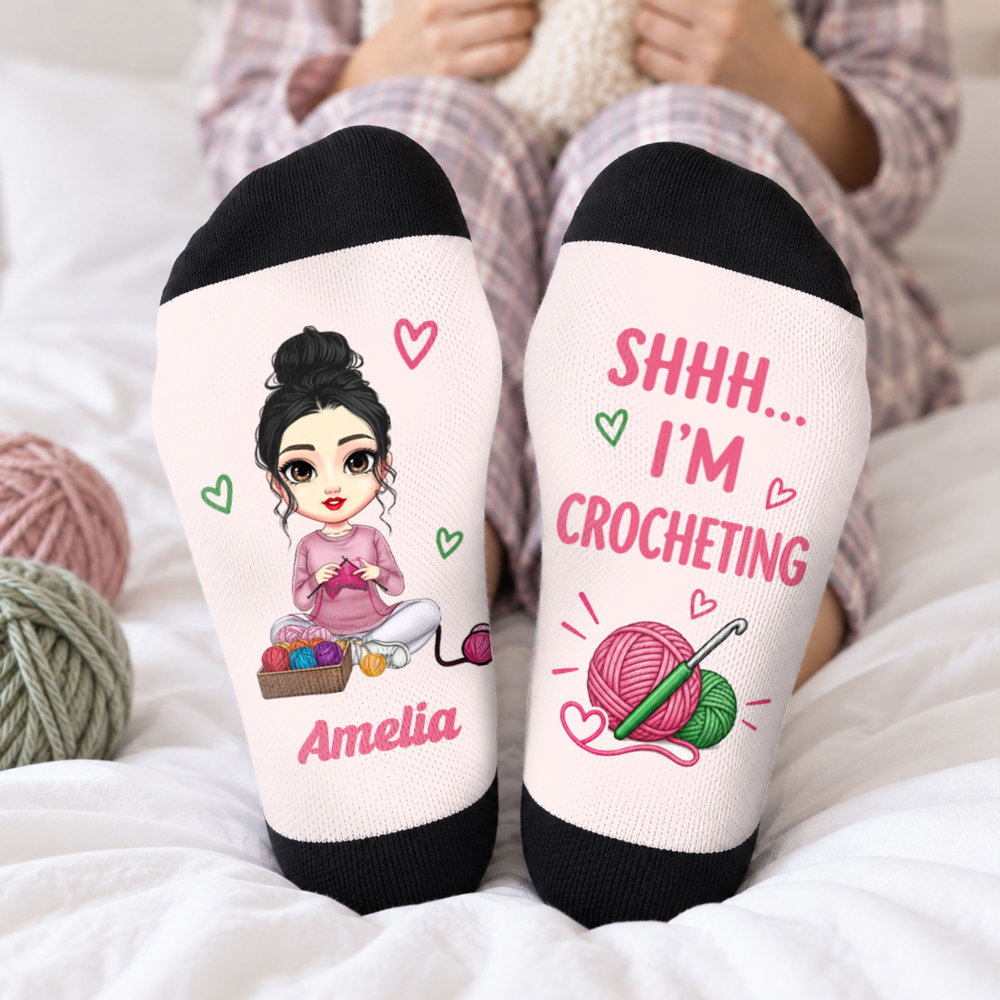 Individuell gestaltete, weiche Socken mit gehäkelten Comicfiguren und Namen – für den Alltag, als Geburtstagsgeschenk für Frauen, Mütter und Freundinnen
