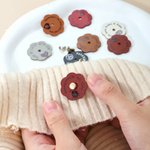 Personalisierte Blumen-Etiketten aus PU-Leder mit Nieten | 10er Set mit Text | Strickzubehör | DIY Basteln Geschenk für Häkel- und Strickliebehaber