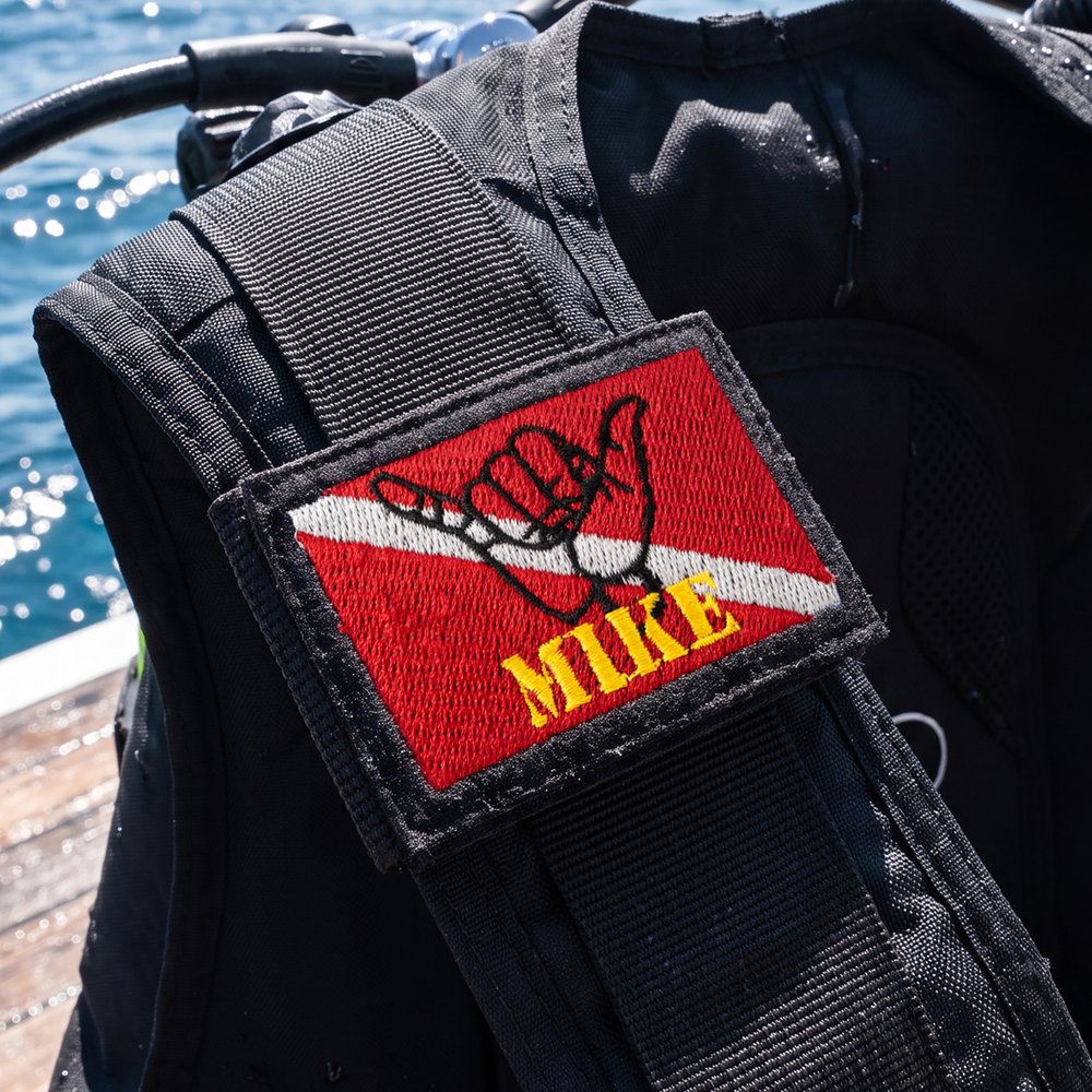 Etiqueta personalizada para chaleco de buceo (BCD) con diseño bordado de la bandera de buceo «Hang Loose», con nombre, fecha de nacimiento, equipo o club; regalo ideal para buceadores y amantes del buceo 2