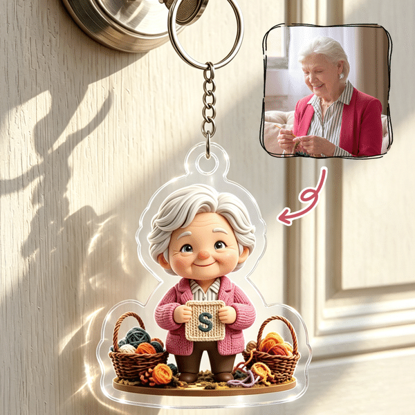 Llavero acrílico personalizado con una exquisita ilustración en 3D de una abuela tejiendo, con foto e iniciales; regalo de cumpleaños para la abuela y personas mayores