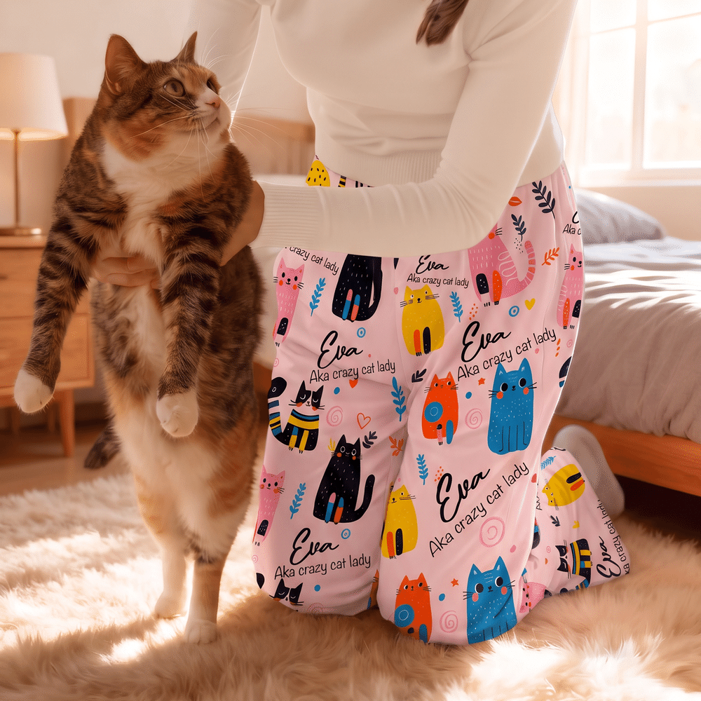 Pantaloni da pigiama da donna personalizzati con motivi illustrativi in stile doodle raffiguranti cani e gatti, con nome, da indossare tutti i giorni; regalo di Natale o di compleanno per gli amanti dei cani e dei gatti 4