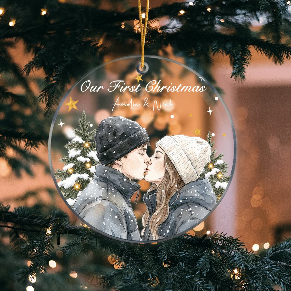 Personlig akvarellfoto – «Vår første jul» – julepynt i akrylglass med navn og tekst – trepynt – julegave til par, kone og mann 2