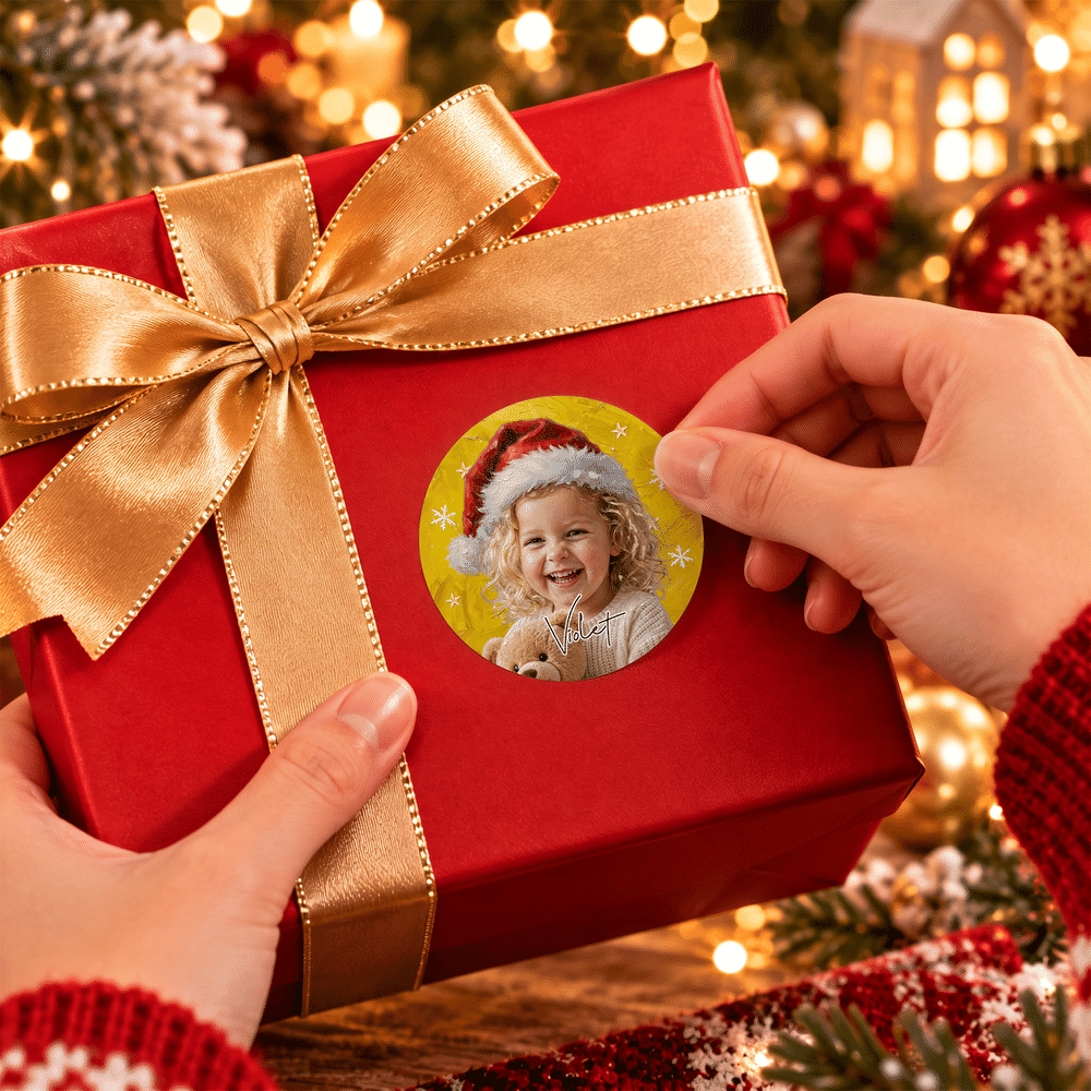 Pegatina impermeable personalizada con foto de un personaje infantil, pintura al óleo con temática navideña y nombre; regalo navideño para niños y niñas 3