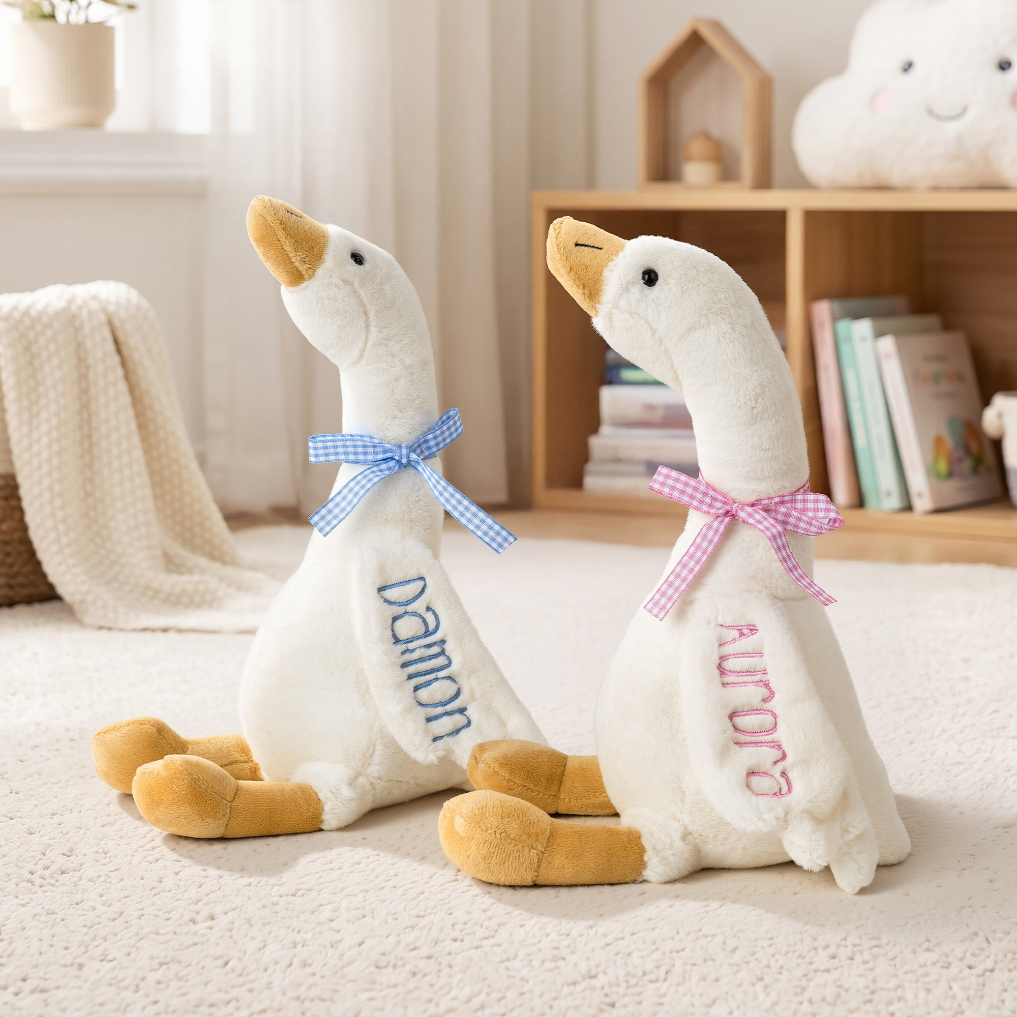 Personalisierte Pläd-Schleife mit gesticktem Namen – niedliche Plüsch-Gänseküken als Dekoration für das Kinderzimmer, als Geschenk zur Babyparty oder zum Geburtstag für Babys und Kinder