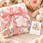 Spersonalizowany drewniany wskaźnik do kocyka „Chmura z kwiatami” z kartką z życzeniami, imieniem i tekstem – rekwizyt do zdjęć, świąteczny prezent na baby shower dla noworodka
