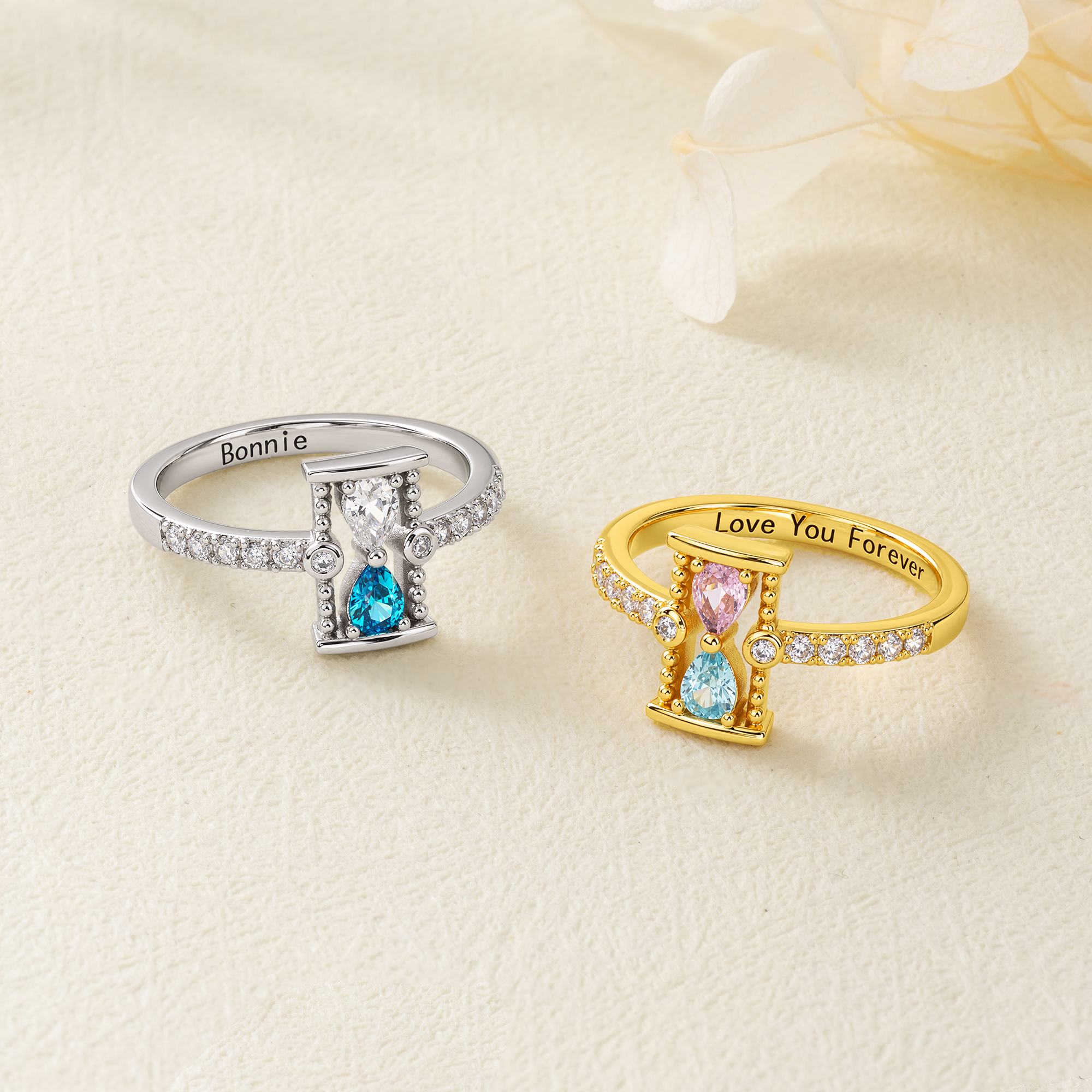 Personalisierter Sterling-Silber-Ring in Sanduhrform mit zwei Geburtssteinen und eingraviertem Text – zierlicher Schmuck als Geschenk zum Geburtstag oder zum Jahrestag für Frauen, Paare und die Familie