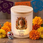 Gepersonaliseerde Sugar Skull-fotokaarsenhouder met goudsbloemmotief, voorzien van naam, jaartal en LED-kaars – cadeau voor de Dag van de Doden ter nagedachtenis aan overleden dierbaren 4