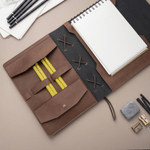 Individuell gestaltete Skizzenbuchhülle im Retro-Stil aus PU-Leder mit Namensaufdruck – ideal zum Skizzieren im Freien, als Geburtstagsgeschenk für Künstler, Maler und Studenten
