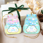 Gepersonaliseerd acrylornament in de vorm van een schoolrugzak met cartoonmotief uit de Fantasy-serie, voorzien van naam en jaartal – kerst- en verjaardagscadeau voor kinderen en het hele gezin