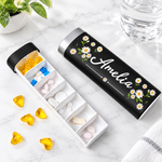Henkilökohtainen Daisy Pill -kannettava viikkotablettilaatikko, jossa on nimi – terveydenhuollon matka- ja syntymäpäivälahja potilaille ja matkailijoille 2