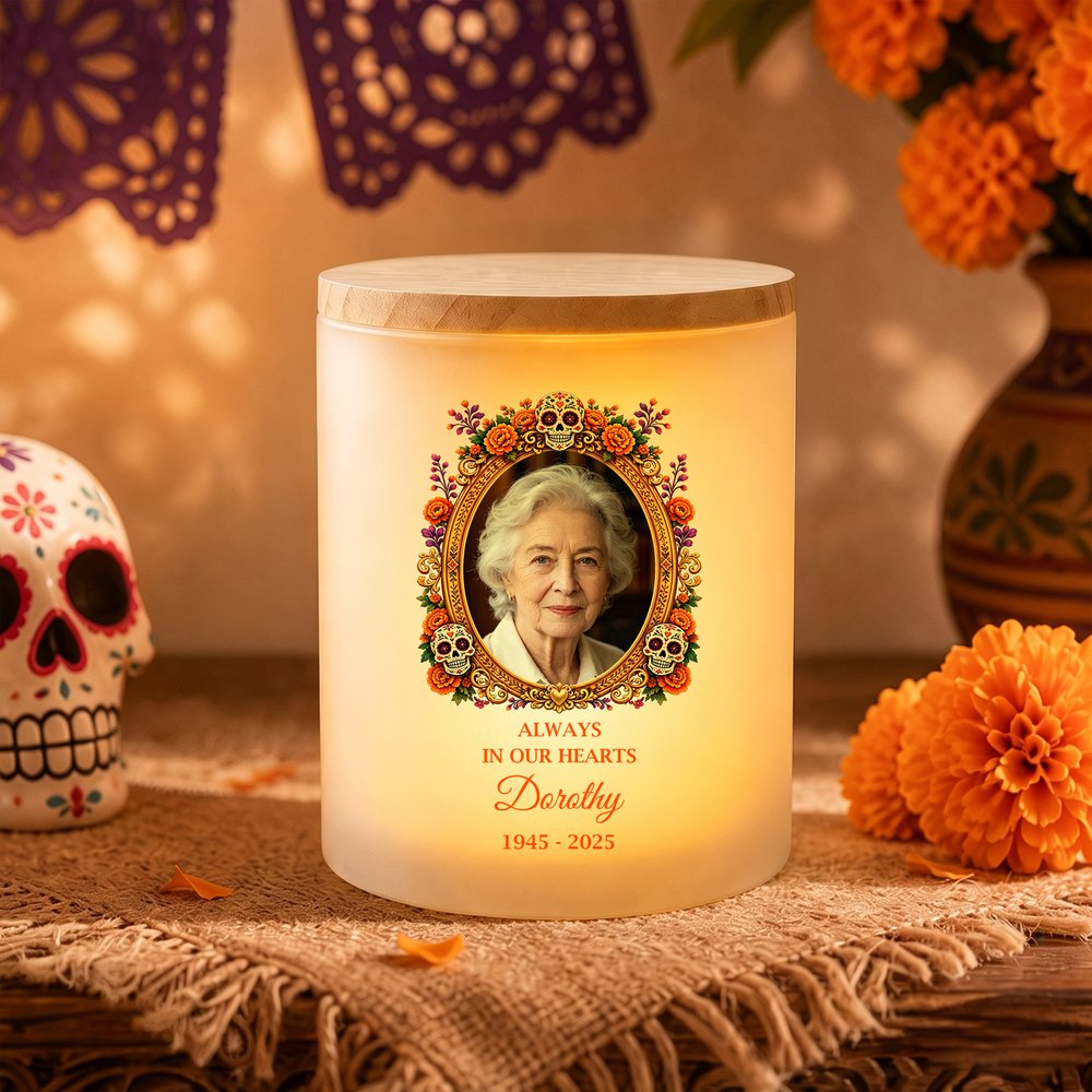 Gepersonaliseerde Sugar Skull-fotokaarsenhouder met goudsbloemmotief, voorzien van naam, jaartal en LED-kaars – cadeau voor de Dag van de Doden ter nagedachtenis aan overleden dierbaren 5