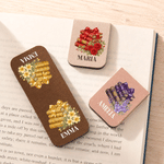 Libri personalizzati con i fiori di nascita multicolori - Segnalibro magnetico in pelle PU con nome - Accessori per la lettura - Regalo di compleanno per gli amanti dei libri