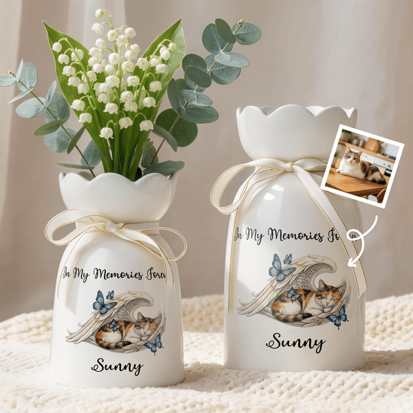 Vaso in ceramica personalizzato con foto dell’animale domestico, ali d’angelo dipinte ad acquerello, nome e titolo: oggetto d’arredo per la casa, regalo commemorativo e di condoglianze per i proprietari di animali domestici